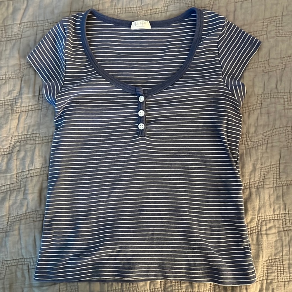 brandy melville short sleeve SIZE: OS
